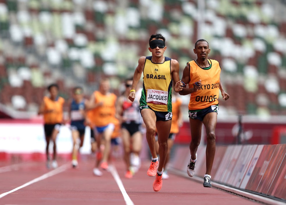 Yeltsin Jacques, com o guia Antônio Carlos dos Santos, o Bira, conquistou a medalha de ouro nos 1.500m T11, o centésimo ouro brasileiro em Paralimpíadas. Foto por: Kiyoshi Ota/Getty Images